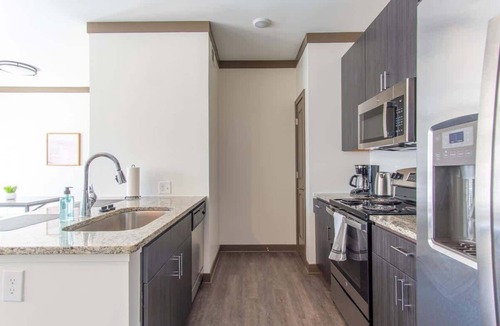 Middletown Apartment | Boulevard Stays Expansive 1BR Suite, Parking