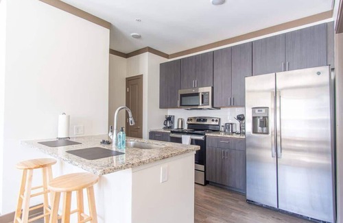 Middletown Apartment | Boulevard Stays Expansive 1BR Suite, Parking