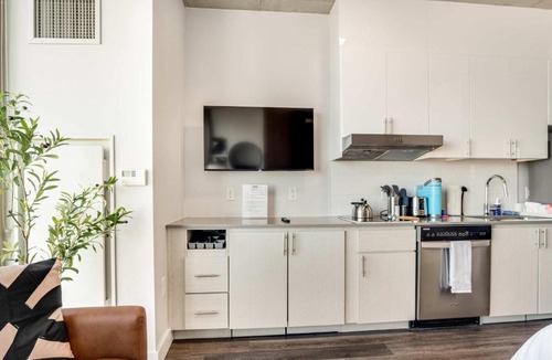 Downtown Phoenix Apartment | Boulevard Stays Highrise STU Sky Pool Parking Gym 20