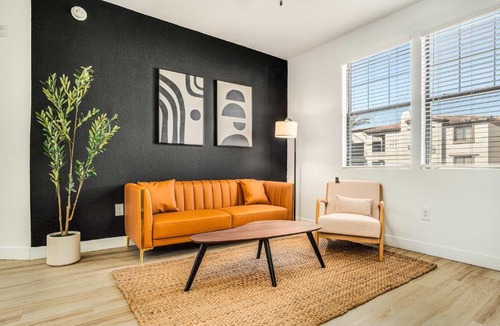 Glendale Sports and Entertainment District Apartment | Boulevard Stays Luxe 1BR by Stadium Pool Parking Gym 07