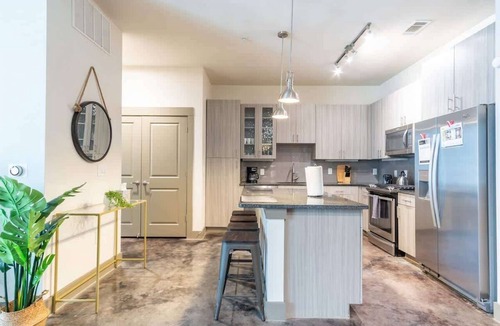 Richardson Apartment | Boulevard Stays Luxurious 2BR King Suite Pool, Parking, Gym