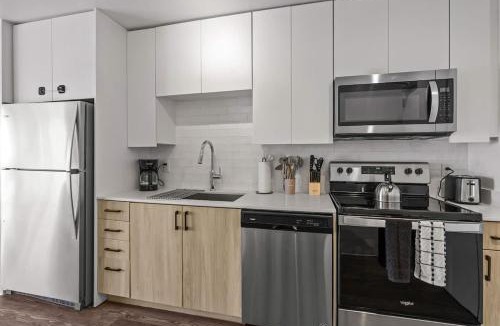Evans Churchill Apartment | Boulevard Stays Modern Highrise STU Sky Pool Parking Gym 11