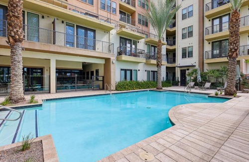 Evans Churchill Apartment | Boulevard Stays Modern Roosevelt Row Suite 1BR Pool Gym 3