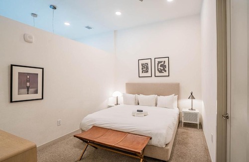 Evans Churchill Apartment | Boulevard Stays Modern Roosevelt Row Suite 1BR Pool Gym 3