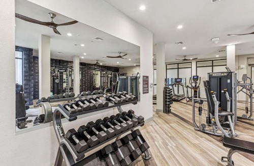 Evans Churchill Apartment | Boulevard Stays Modern Roosevelt Row Suite 1BR Pool Gym 3