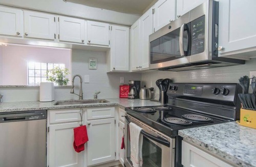 Irving Apartment | Boulevard Stays Quiet 1BR King Suite, Pool Access, Gym