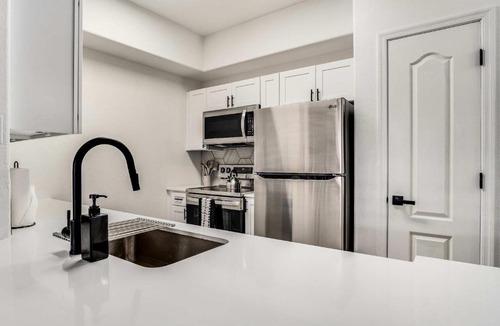 Chandler Apartment | Boulevard Stays Quiet Modern 2BR Pickleball Pool Parking Gym 03
