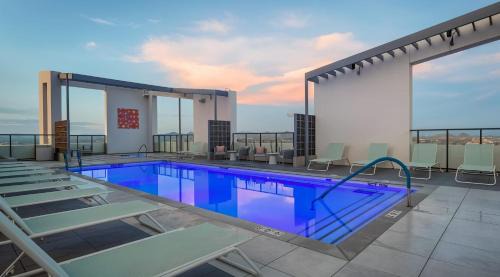 Evans Churchill Apartment | Boulevard Stays Scenic Studio Escape with Pool & Gym Access