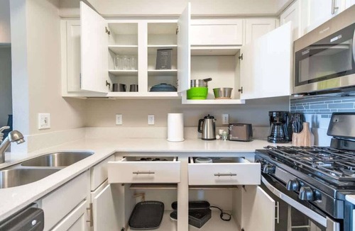 Willow Run Apartment | Boulevard Stays Tranquil 1BR King Suite Pool, Parking Gym 04