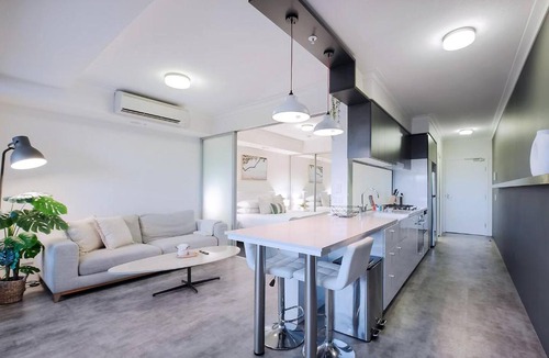 South Brisbane Apartment | Boundless Horizons - Stylish Comfort & City Views
