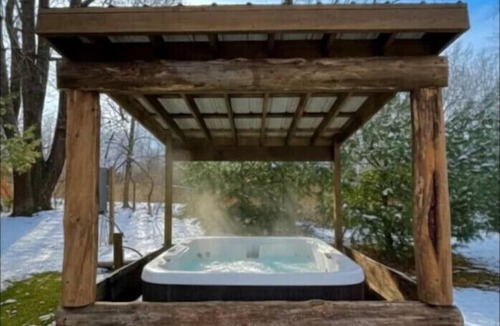 West Newton Apartment | Bourbon Barrel Cabin on Lake Near Airport Downtown
