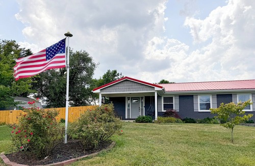 Nazareth House | Bourbon Blue - Bourbon Trail Getaway - 8 minutes from Downtown Bardstown!