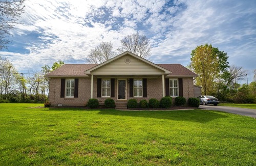 Buechel House | "Bourbon Bungalow, Kentucky Derby available, Hot tub!"