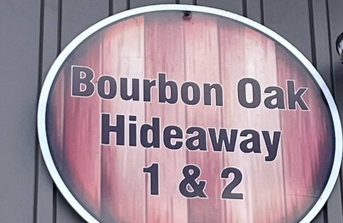 Bardstown Apartment | Bourbon Oak Hideaway 1 - Charming Studio Apartment on the Bourbon Trail -