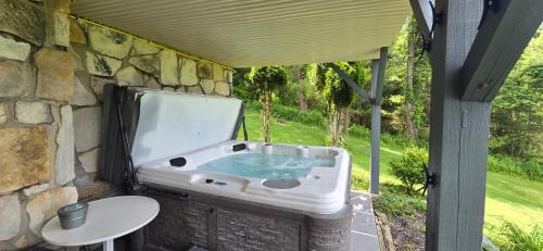 McHenry House | Bourbon Sunsets- 3-bedroom Dog-friendly home with Hot Tub and Gorgeous Views!