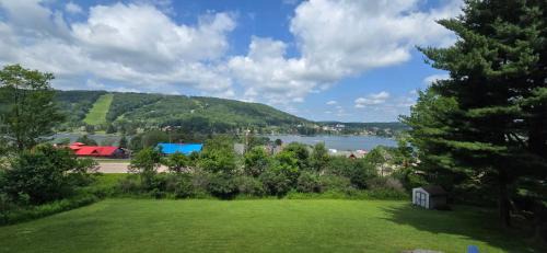McHenry House | Bourbon Sunsets- 3-bedroom Dog-friendly home with Hot Tub and Gorgeous Views!
