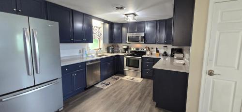 McHenry House | Bourbon Sunsets- 3-bedroom Dog-friendly home with Hot Tub and Gorgeous Views!