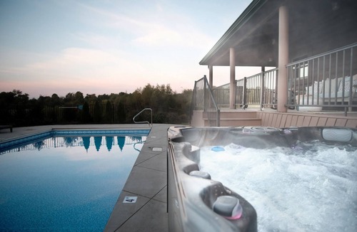 Coxs Creek Cabin | Bourbon Trail Cabin + Huge Game Room + Hot Tub