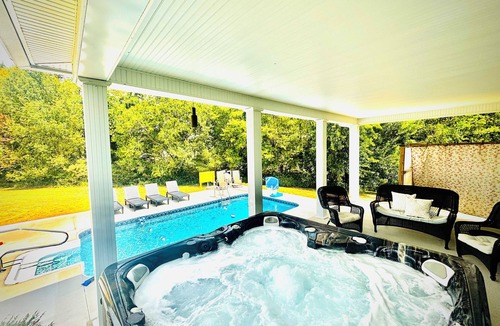 Springfield House | Bourbon Trail POOL Zone! HotTub! PoolTable! PingPong! GoldenTee! BigYard! PETS!