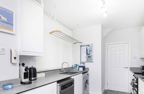 Southbourne Apartment | BOURNECOAST: MODERN HOLIDAY FLAT WITH FANTASTIC SEA VIEWS - SANDY BEACHES-FM6128