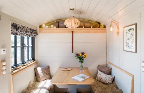 Launceston House | Boutique Cornish Shepherd's Hut with Hot Tub