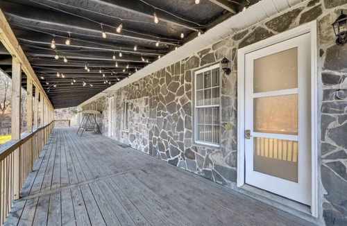 Monroe Apartment | Boutique King Suite at Orchard Lake Private Farm