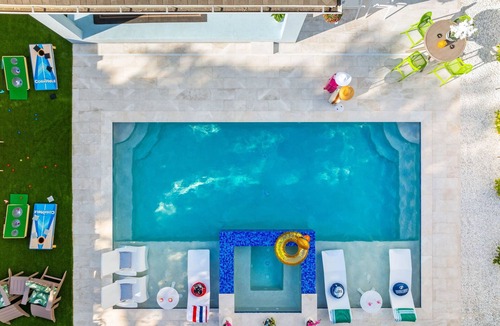 Tampa House | Boutique Retreat | New Pool/Spa, Luxury Beds, Huge Lounge Couch + Game Room
