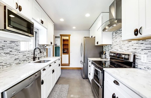 Delridge House | Boutique & Spacious Home w/Parking & Privacy - On Hawaiian Time