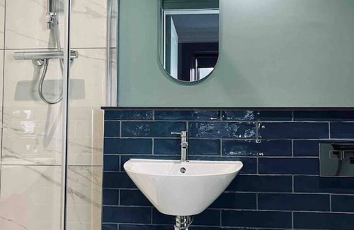 Galashiels Apartment | Boutique studio, king bed, en-suite & kitchenette