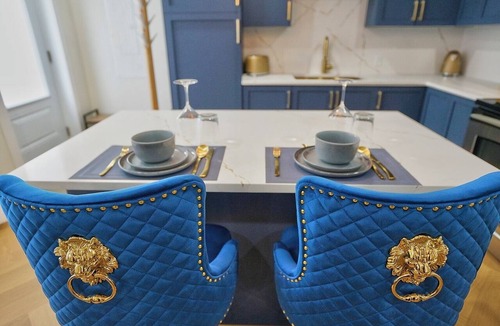 Sherbrooke Apartment | Boutique Studio, Spa Bath & Parking, Sleeps 2