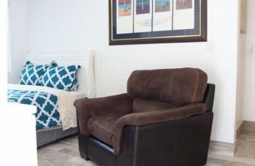 Palm Beach Shores House | 🏖 Boutique Studio in Tropical Paradise ⛱