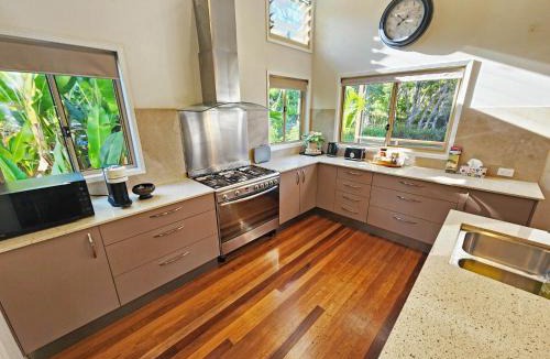 Doonan House | Boutique Studio with Fireplace, near Noosa & Eumundi Market