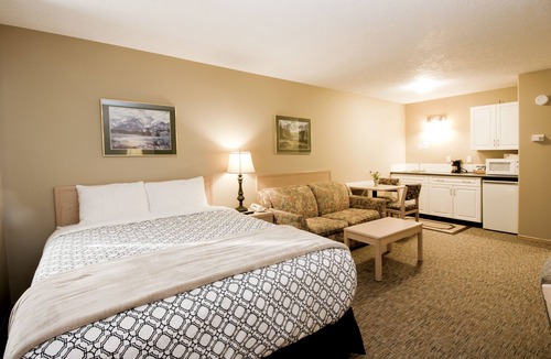 Cochrane Hotel | Bow River Inn