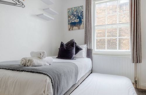 Bryanston and Dorset Square Apartment | Box Budget twin Studio Baker St Central London G10