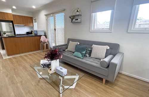 Box Hill House | Box Hill Compact Home Small family WiFi