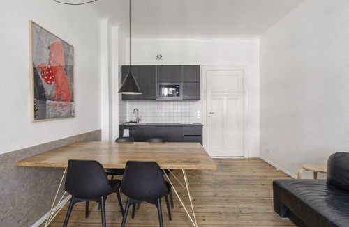 Friedrichshain Apartment | Boxi - Bright Apartment with balcony