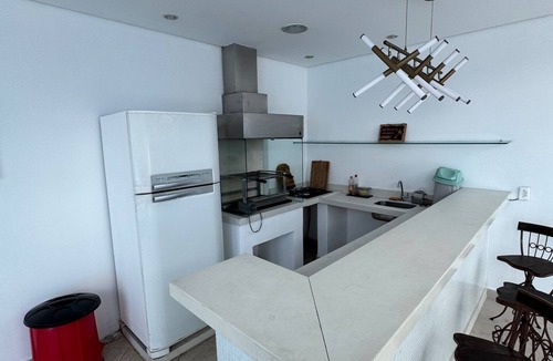Balneario Praia do Pernambuco House | Spacious Residence with Pool in Praia do Mar Casado/Pernambuco Guarujá