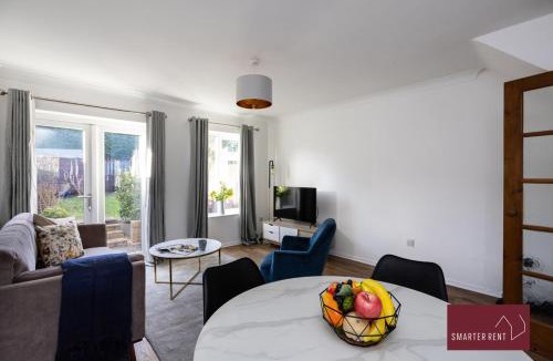Bracknell House | Bracknell -Garden Driveway Parking 2Bed