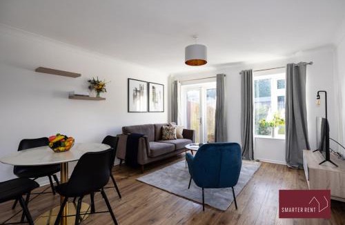 Bracknell House | Bracknell -Garden Driveway Parking 2Bed