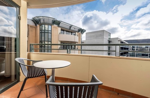 Braddon Apartment | Braddon Bliss: Sleek Apartment Near Attractions
