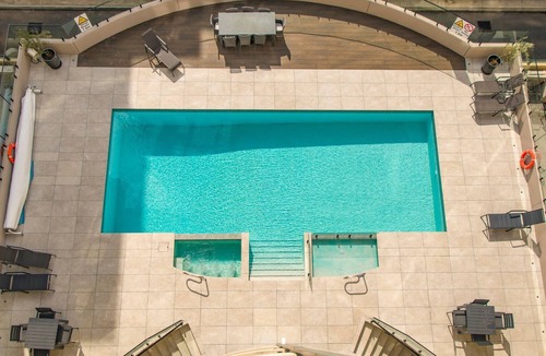 Braddon Apartment | Braddon Bliss: Sleek Apartment Near Attractions
