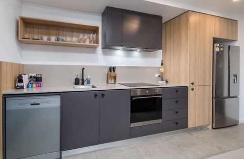 Braddon Apartment | Braddon Precinct 1BR + Parking Sauna Pool Balcony