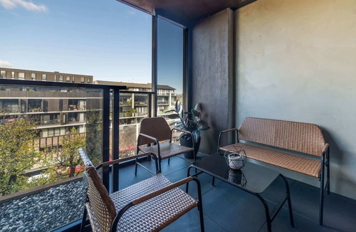 Braddon Apartment | Braddon Precinct 1BR + Parking Sauna Pool Balcony