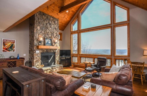 McHenry House | Braeside Six-Bedroom Holiday Home