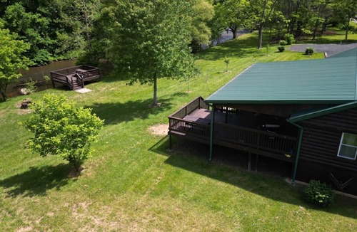 Newland Cabin | BRAND NEW 2-bedroom Riverfront Pet Friendly Cabin in charming Newland