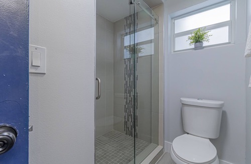 Croissant Park House | BRAND NEW 3/2 Blue Chateau w. hot tub - 10 mins from BEACH/6 mins from AIRPORT