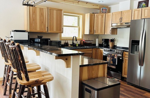 Eagle River Cottage | Brand New 3-bedroom cottage with WiFi and AC in enchanting Downtown Eagle River