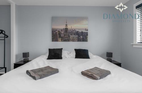 Rosyth House | Brand New 4 Bedroom House - Sleeps 4 Fully Equipped, Free Parking, WiFi, Perfect for CONTRACTORS by Diamond Short Lets