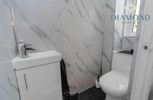 Rosyth House | Brand New 4 Bedroom House - Sleeps 4 Fully Equipped, Free Parking, WiFi, Perfect for CONTRACTORS by Diamond Short Lets