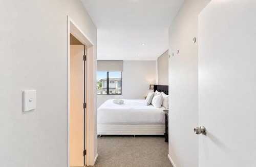 Manurewa House | Brand-New 5BR Retreat, Space & Serenity by Nature